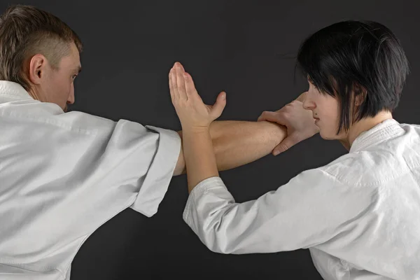 Primer Plano Mano Mano Hombre Mujer Luchan Sobre Fondo Negro — Foto de Stock