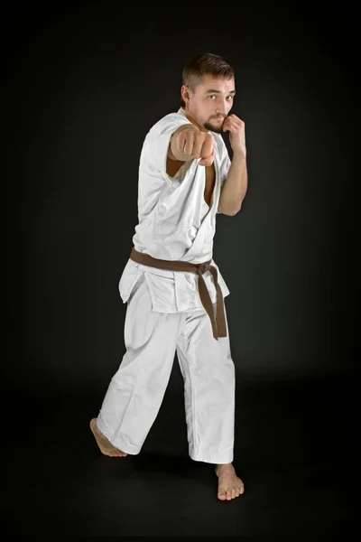 Karate Hombre Tradicional Kimono Entrenamiento Posando Sobre Negro Fondo — Foto de Stock
