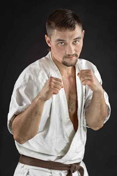 Karate Hombre Tradicional Kimono Entrenamiento Posando Sobre Negro Fondo —  Fotos de Stock