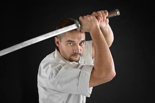 Portret Vechter Meester Draagt Traditionele Witte Kimono Met Stalen Samurai — Stockfoto