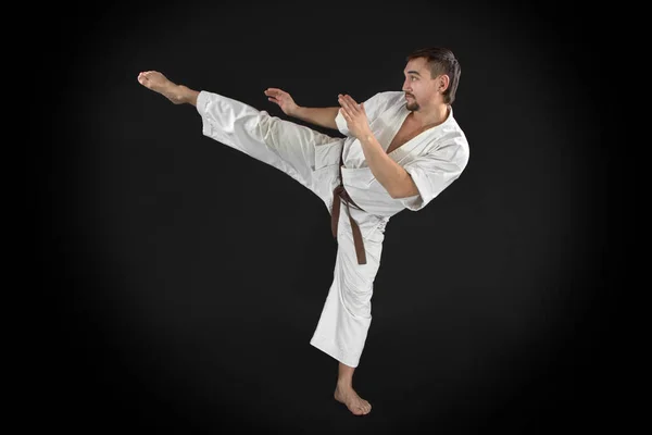 Uomo Karate Volo Calcio Nel Tradizionale Allenamento Kimono Posa Sfondo — Foto Stock