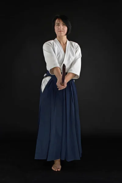 Aikido Πλοίαρχος Γυναίκα Στην Παραδοσιακή Σαμουράι Hakama Kimono Μάθηση Αγώνα — Φωτογραφία Αρχείου