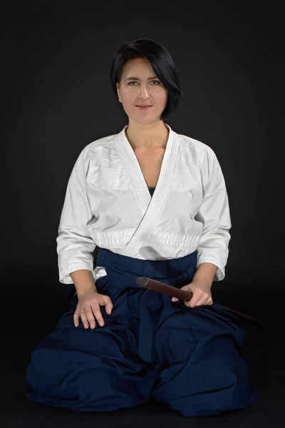 Aikido Mistr Žena Tradičním Samuraj Hakama Kimono Učit Bojovat Bambusem — Stock fotografie