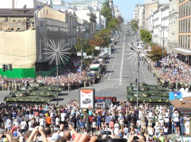 Bir geçit töreni Kiev askeri donanım