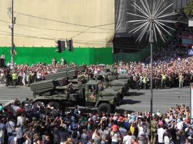 Bir geçit töreni Kiev askeri donanım