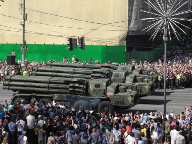 Bir geçit töreni Kiev askeri donanım