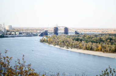 Güzel manzara sonbahar Kiev şehir. Nehir manzarası.