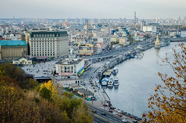 秋の都市キエフの美しい風景です 川の眺め ロイヤリティフリーのストック画像