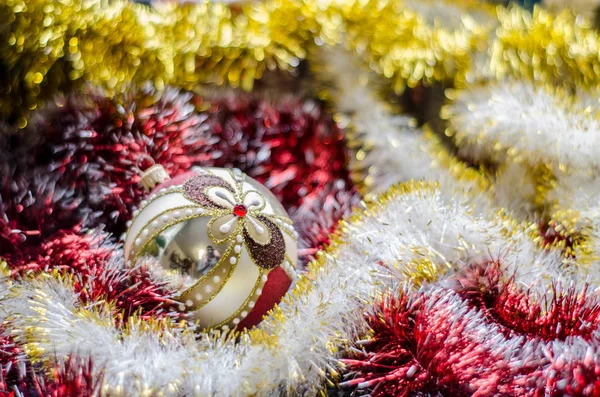 Piękne Świąteczne Zabawki Zbliżenie Fioletowy Żółty Girlandy — Zdjęcie stockowe