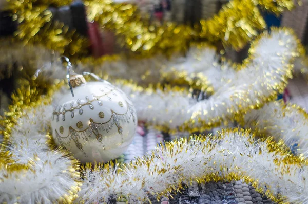 Delikatnie Świąteczne Zabawki Żółtym Girlandy Zbliżenie — Zdjęcie stockowe