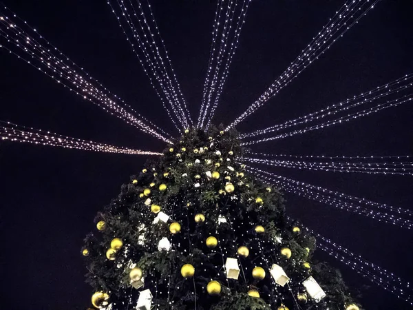 Grande Albero Natale Con Ghirlande Luminose Giocattoli Visualizza Alto — Foto Stock