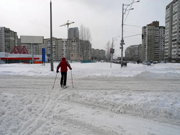 Skidåkare Korsar Vägen Staden Skidåkning Staden Kiev — Stockfoto