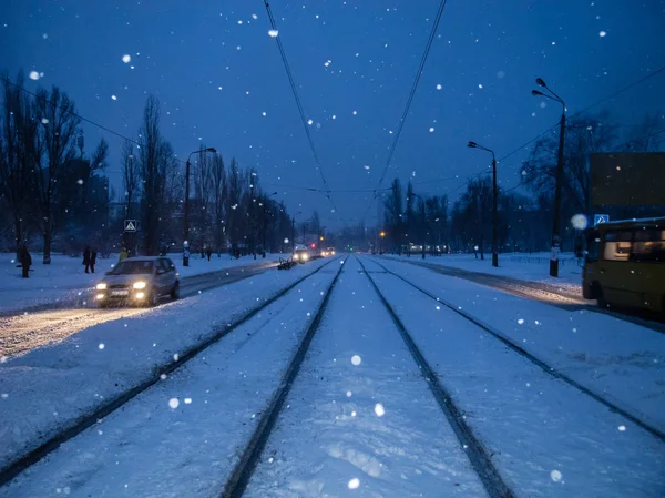 雪路的中心与铁轨 降雪的夜城 — 图库照片