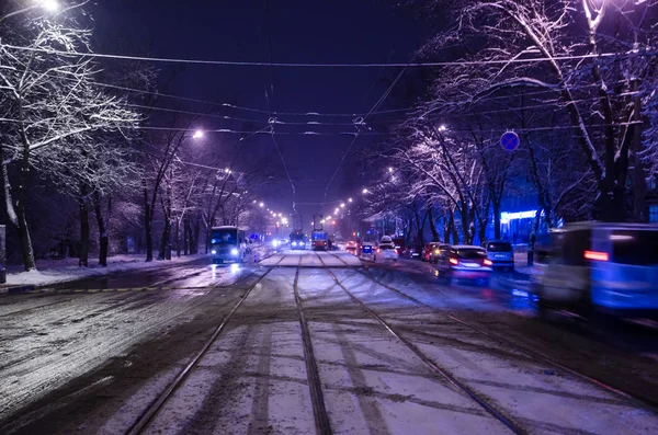 Center Snöiga Vägen Med Spårvagnar Natt Staden Med Natt Trafik — Stockfoto