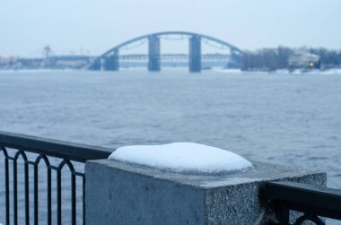 Kışın bitmemiş bir kemer köprü ile kentsel Nehri