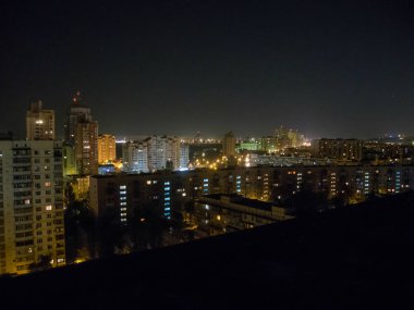 Gece şehir manzarası, üç aylık dönemler uzun boylu evleri ile uyku