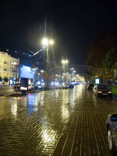 Staden Nattlandskap Upplyst Gata Med Bilar Trottoaren — Stockfoto