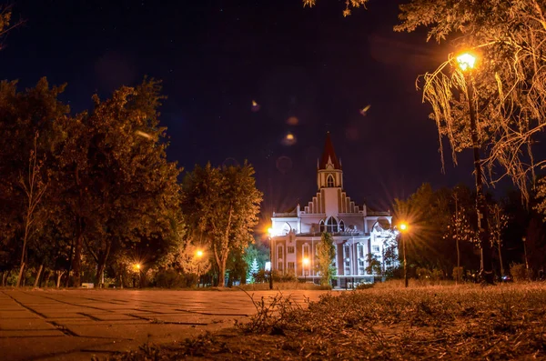 Natt Parkera Landskap Med Vacker Kyrka Och Glödande Lyktor — Stockfoto