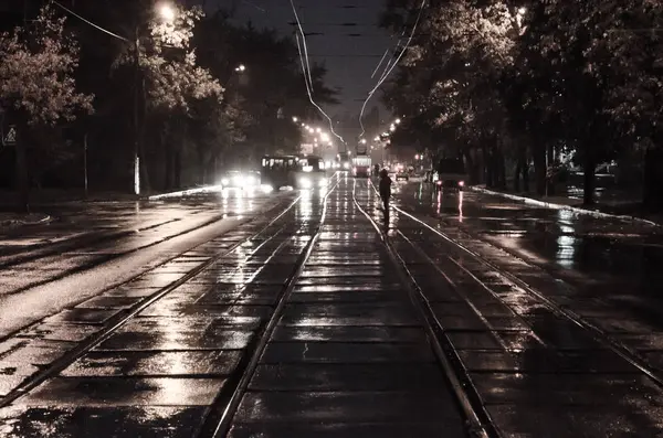 Mitten Vägen Med Rails Natt Staden Med Natt Trafik Regn — Stockfoto