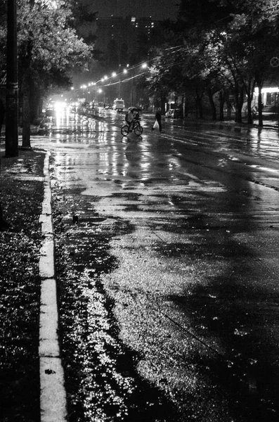 Traffico Stradale Cittadino Notturno Sotto Pioggia — Foto Stock