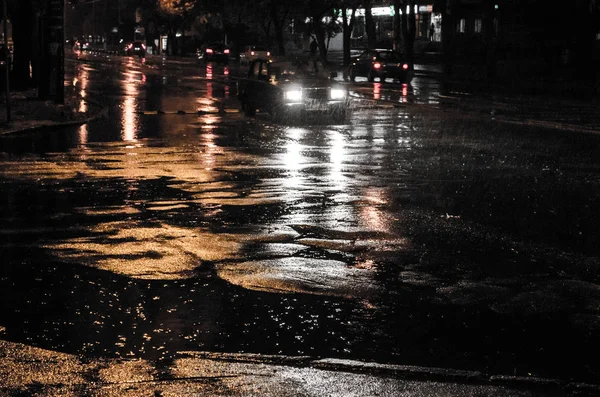 雨の下で夜市道路交通 — ストック写真