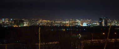 Gece şehir manzarası, üç aylık dönemler uzun boylu ve kavşak ile uyku Panoraması