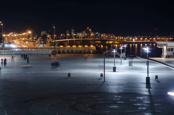夜市の風景 散歩する人々 の正方形します 川と水の輝くランタンの反射と橋 — ストック写真