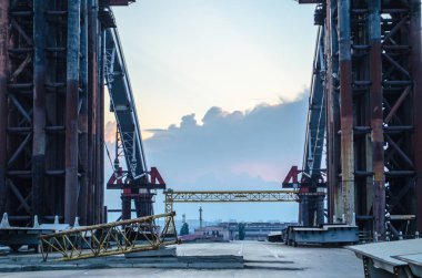Bitmemiş metal Köprüsü. Gün batımında terk edilmiş sanayi peyzaj