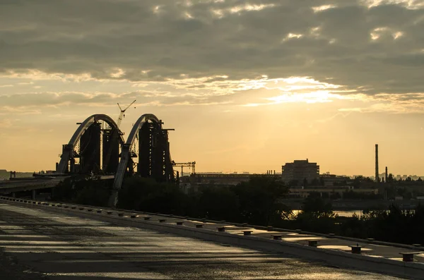 Terk Edilmiş Yol Bitmemiş Köprüye Gidiyor Endüstriyel Yardımla Manzara — Stok fotoğraf