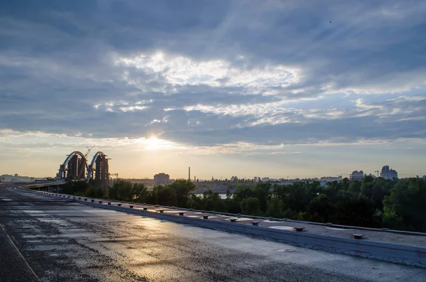 Покинута Дорога Йде Незавершеного Мосту Промисловий Зруйнований Пейзаж — стокове фото