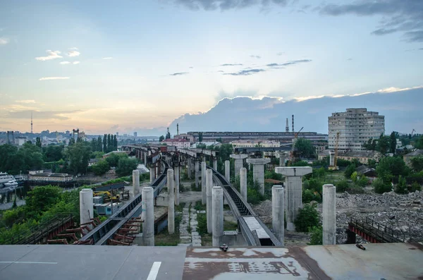 Незакінчений Міст Залишені Промислові Металеві Руїни — стокове фото