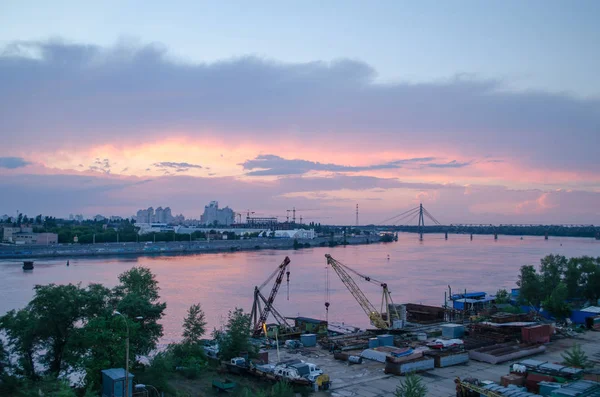 Şehrin Nehir Üzerinde Güzel Bir Pembe Günbatımı Sanayi Peyzaj — Stok fotoğraf