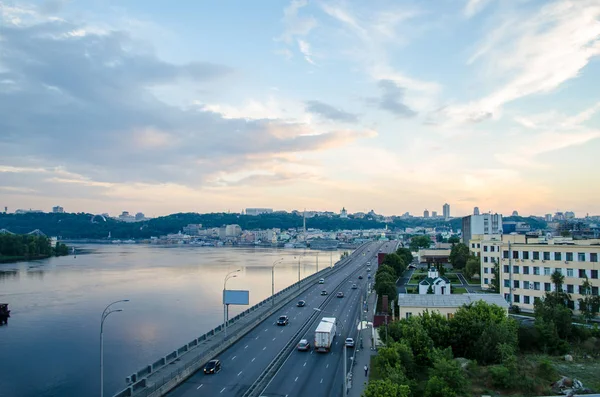 Şehrin yerinde güzel bir gün batımı. Şehir nehir ve şehir Kiev merkezi manzaralı sanayi peyzaj. — Stok fotoğraf