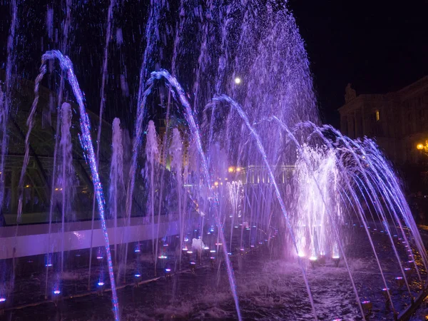 Цветные Струи Воды Фонтане Ночью — стоковое фото