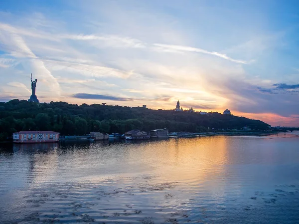 Гарний захід сонця в річці. Київський міський пейзаж. — стокове фото