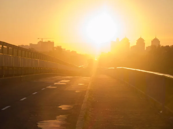 日眩しい朝の太陽への道の夜明け ロイヤリティフリーのストック画像