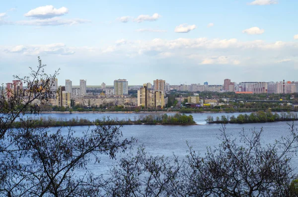 Переглянути через річку. Краєвид літніх міста Києва. — стокове фото