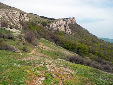 Rocky Mountain, bahar, eğimli dağ sırtı. Orman hills ve insanlar ile hiking trail kapsar. Kırım Dağları