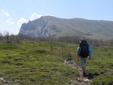 Güzel dağ manzarası. Sırt çantaları dağ silsilesi doğru iz hiking tarafından yürüyüş grubu.