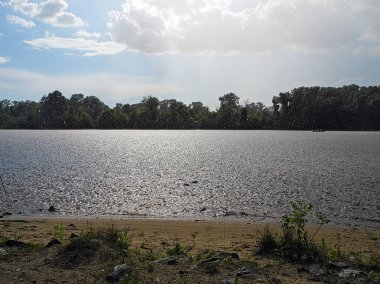Nehir kenarında güneşlenmeli duş. Nehir kenarında bir yaz gününde dinlenin.