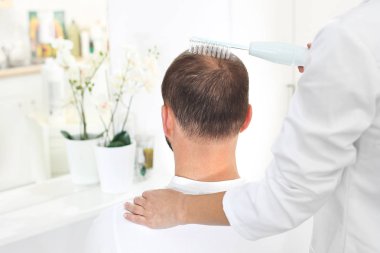 Kafa derisi oksijen skininfusion. Bir bakım tedavisi sırasında saç inceltme bir insan kafası