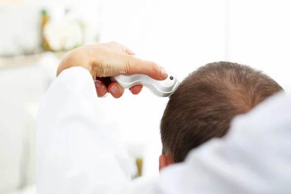 Análisis Cabello Examen Tricológico Cabeza Hombre Con Cabello Adelgazado Durante — Foto de Stock