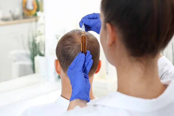 Amplop Rambut Nutrisi Kulit Kepala Dengan Menerapkan Preperat Kosmetik — Stok Foto
