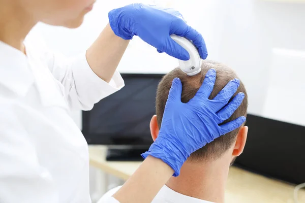 Analiza Włosów Badanie Trychologiczne Głowa Mężczyzny Włosami Podczas Badania Skóry — Zdjęcie stockowe