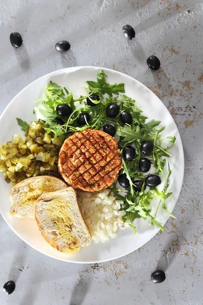 Förrätt Grönsaker Mellanmål Serveras Sallad Med Oliver Och Gurka — Stockfoto