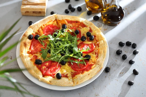 Margherita Pizza Tomatoes Black Olives Arugula — Stock Photo, Image