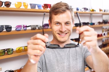 Optik salon. Gözlükçü Fotokromik Camlar çerçevelerle seçer.