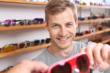 Optik salon. Gözlükçü Fotokromik Camlar çerçevelerle seçer.