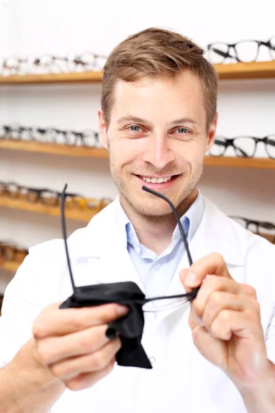 Opticien Reinigt Glazen Man Reinigt Glazen — Stockfoto