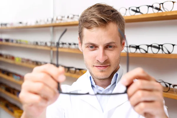 Optiker Mannen Väljer Glasögonbågar Optiska Salongen — Stockfoto